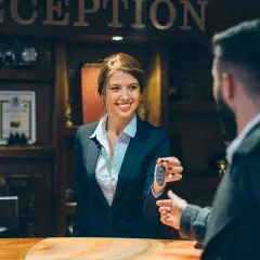 Czy wychodząc z hotelu zostawia się klucz? Poznaj zasady i uniknij kosztów