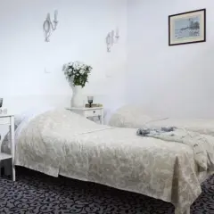 Jak poinformować gości weselnych o noclegu, by uniknąć chaosu?