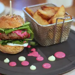 Gdzie zjeść w Egerze? Odkryj najlepsze restauracje i smaki
