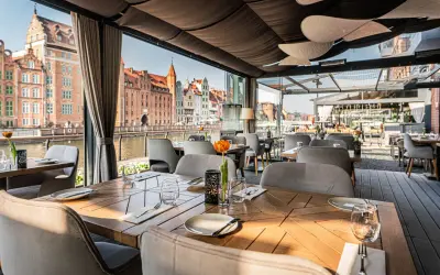Elegancka restauracja z widokiem na zabytkowe kamienice Gdańska.