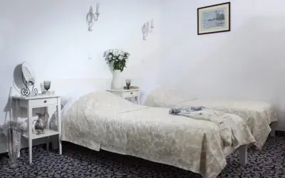 Jak poinformować gości weselnych o noclegu, by uniknąć chaosu?