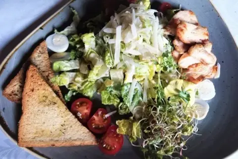 Gdzie zjeść w Uniejowie? Odkryj najlepsze restauracje i potrawy