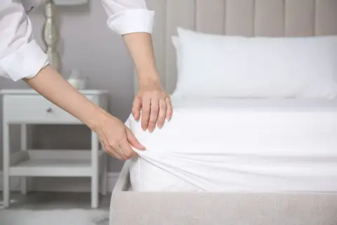 Jak pościelić łóżko w hotelu, aby wyglądało jak w luksusowym obiekcie