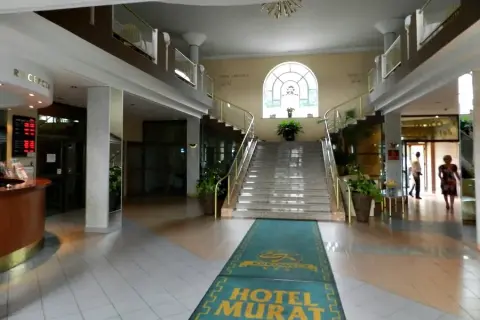Dlaczego upadł hotel Murat w Redzie? Kluczowe przyczyny i skutki