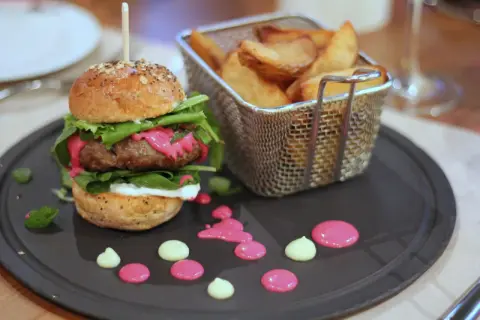 Gdzie zjeść w Egerze? Odkryj najlepsze restauracje i smaki