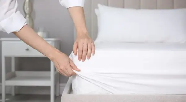Jak pościelić łóżko w hotelu, aby wyglądało jak w luksusowym obiekcie