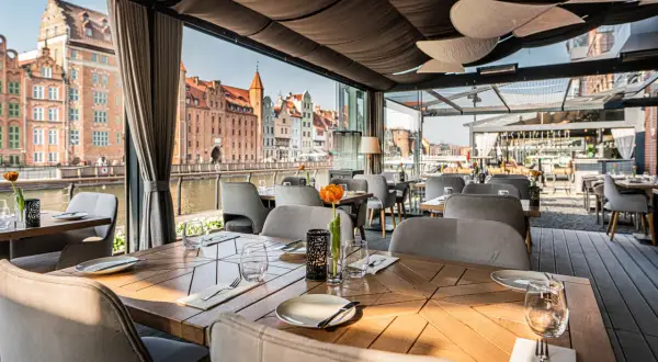 Elegancka restauracja z widokiem na zabytkowe kamienice Gdańska.