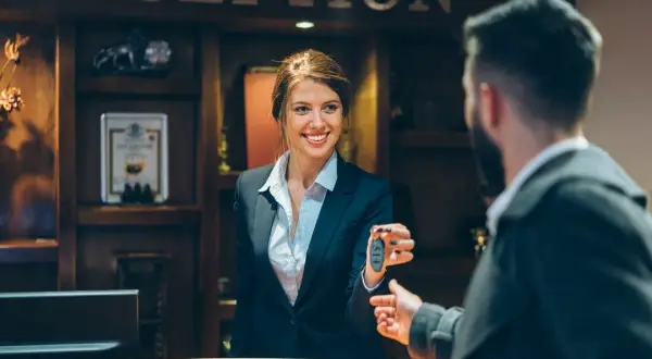 Czy wychodząc z hotelu zostawia się klucz? Poznaj zasady i uniknij kosztów