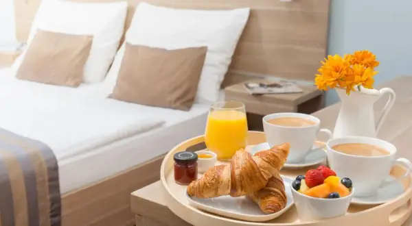 Hotel resort - co to znaczy i jak różni się od standardowego hotelu?