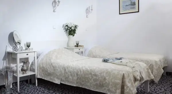 Jak poinformować gości weselnych o noclegu, by uniknąć chaosu?