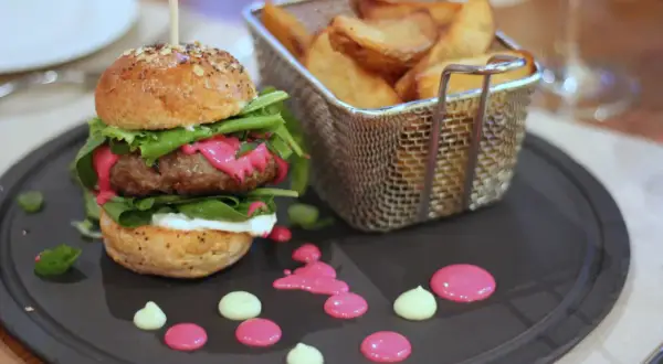 Gdzie zjeść w Egerze? Odkryj najlepsze restauracje i smaki