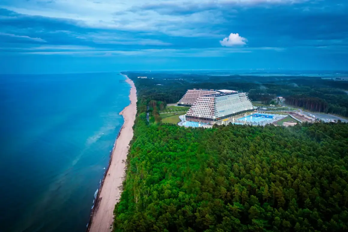 Hotel Gołębiewski Pobierowo: kiedy otwarcie? Nowoczesny obiekt z basenami i widokiem na morze, otoczony lasem.