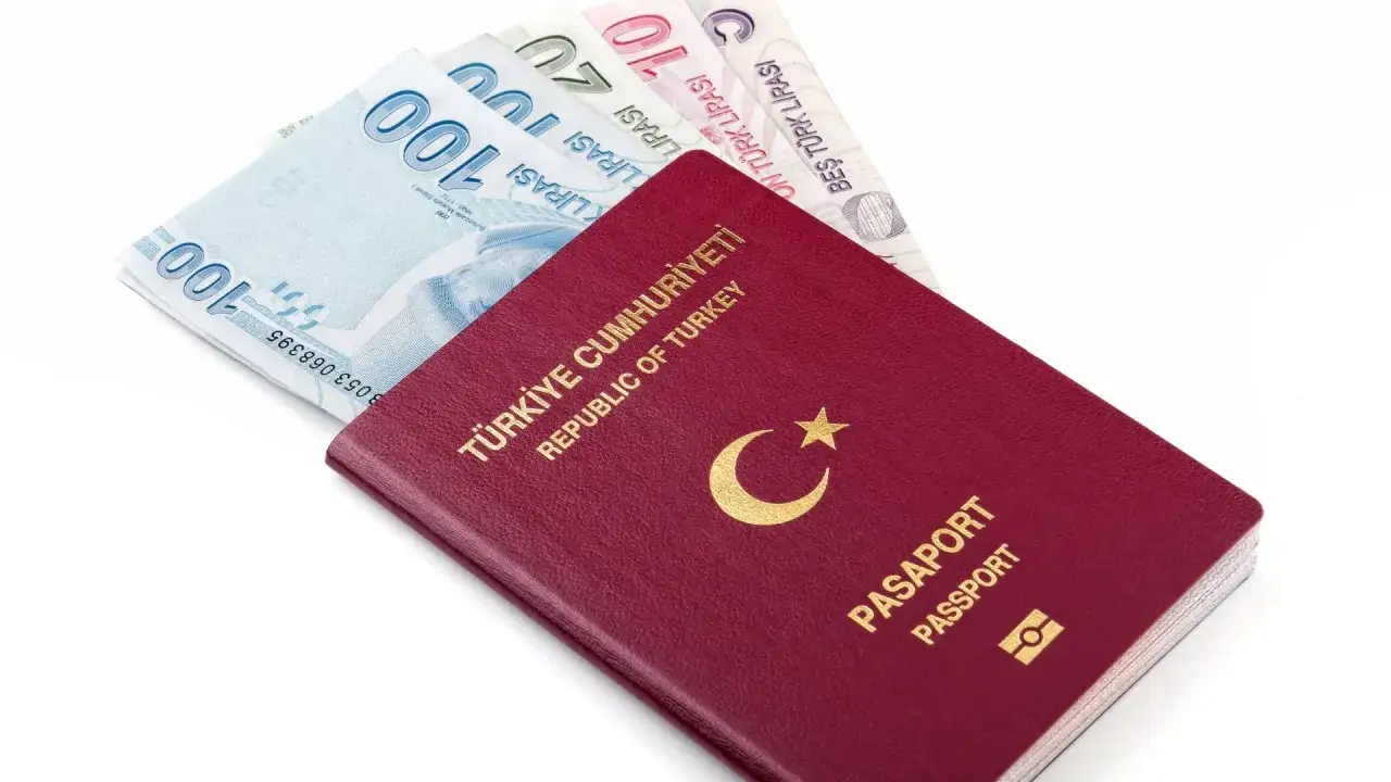 Czerwony paszport Republiki Turcji z banknotami liry tureckiej. Czy do Turcji potrzebny jest paszport? Tak, ten dokument jest niezbędny.