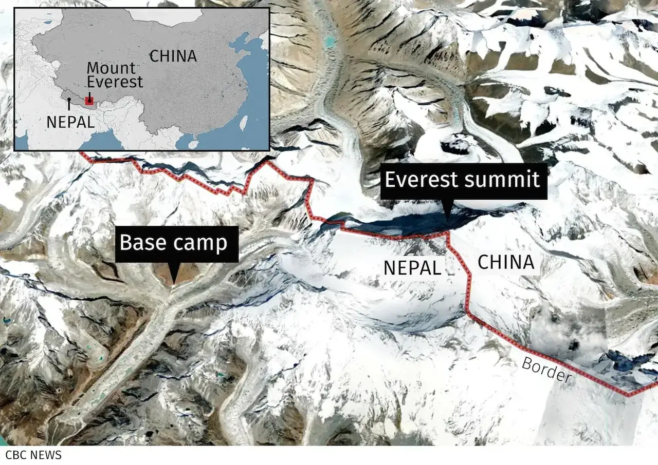 Mapa pokazuje, w jakim kraju jest Mount Everest. Szczyt leży na granicy Nepalu i Chin.