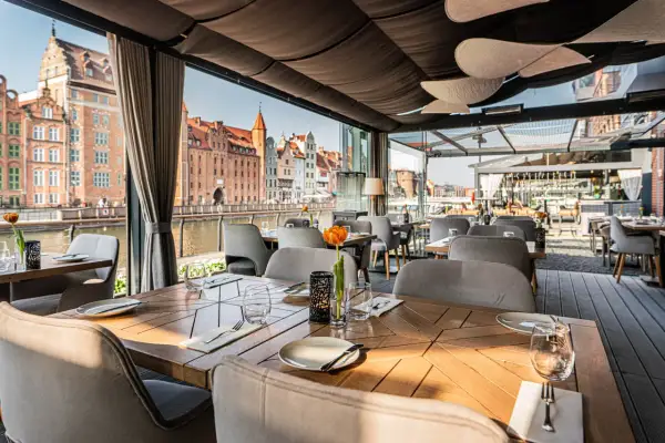 Elegancka restauracja z widokiem na zabytkowe kamienice Gdańska.