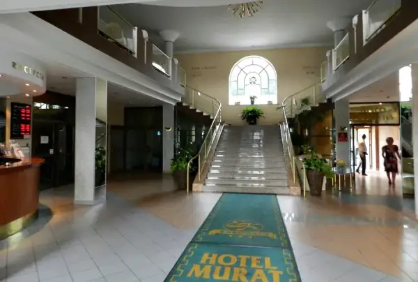 Dlaczego upadł hotel Murat w Redzie? Kluczowe przyczyny i skutki