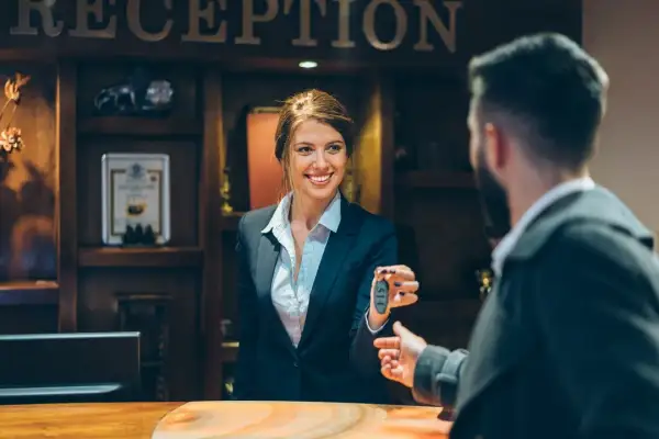 Czy wychodząc z hotelu zostawia się klucz? Poznaj zasady i uniknij kosztów