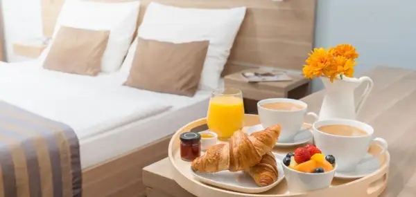 Hotel resort - co to znaczy i jak różni się od standardowego hotelu?